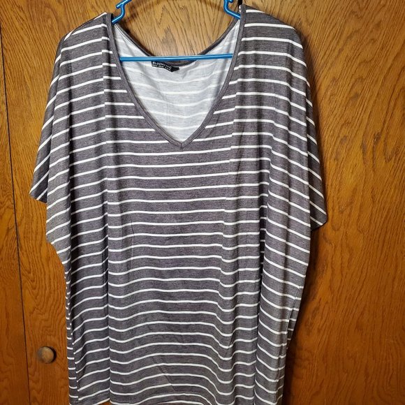 BloomChic grey dolman t-shirt - Picture 3 of 4